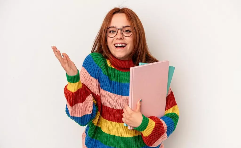 studentessa sorridente con maglione colorato