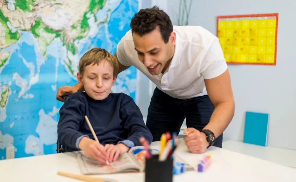 studente con insegnante a scuola