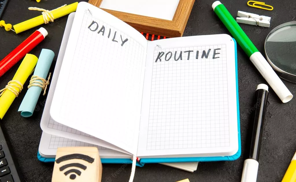 agenda con scritta daily routine
